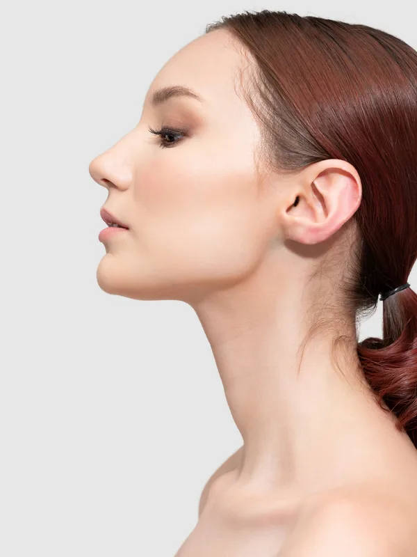 Mujer de perfil que muestra la definición del tercio inferior del rostro y la línea mandibular